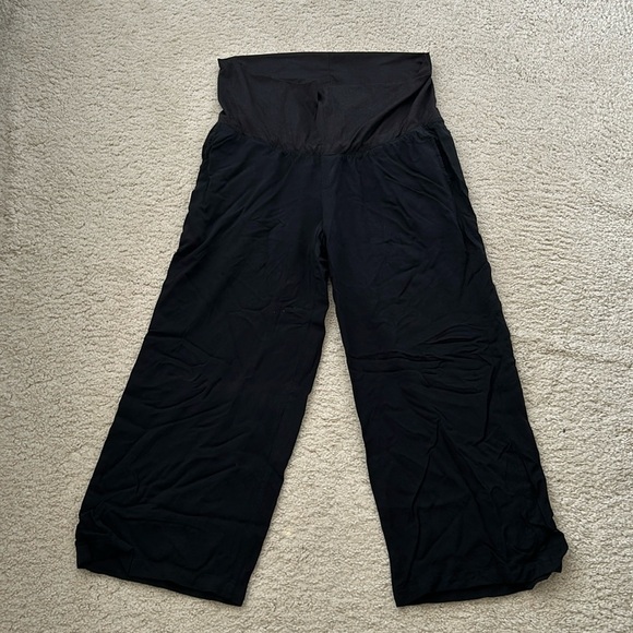 Old Navy Maternity Foldover-Waist Playa Soft-Spun Wide-Leg Pants - Picture 2 of 5